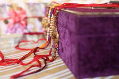 Hint festivali: Raksha Bandhan özgeçmişi zarif bir Rakhi, pirinç taneleri ve Kumkum ile. Geleneksel Hint bilekliği Kardeşler ve Kız Kardeşler arasındaki aşkın sembolüdür..