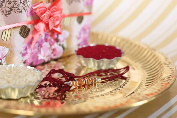 Festival Indio Raksha Bandhan Fondo Con Elegante Rakhi Granos Arroz — Foto de Stock