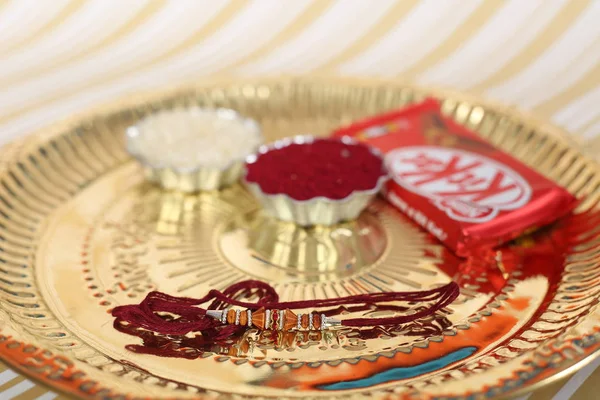 Festival Indiano Raksha Bandhan Fundo Com Elegante Rakhi Grãos Arroz — Fotografia de Stock