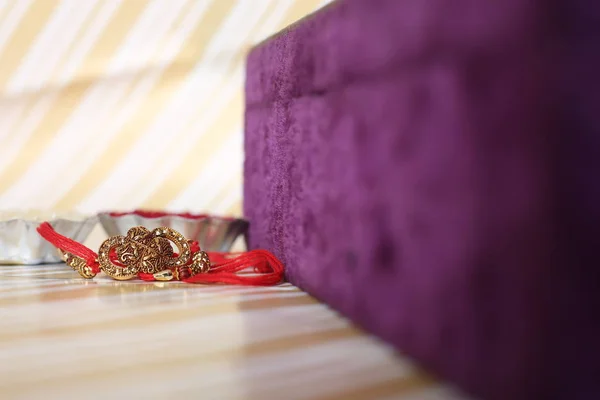 Festival Indiano Raksha Bandhan Fundo Com Elegante Rakhi Grãos Arroz — Fotografia de Stock