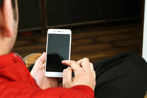 Immagine Uomo Che Tiene Mano Cellulare Isolato Sfondo Bianco — Foto Stock