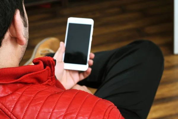 Immagine Uomo Che Tiene Mano Cellulare Isolato Sfondo Bianco — Foto Stock