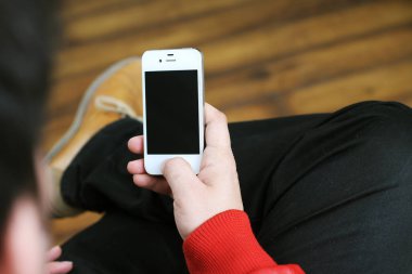 Elinde cep telefonu tutan bir adamın resmi. Beyaz arka planda yalıtılmış.