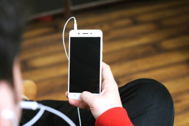 Elinde cep telefonu tutan bir adamın resmi. Beyaz arka planda yalıtılmış.