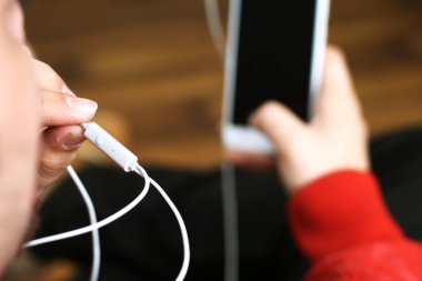 Elinde cep telefonu tutan bir adamın resmi. Beyaz arka planda yalıtılmış.