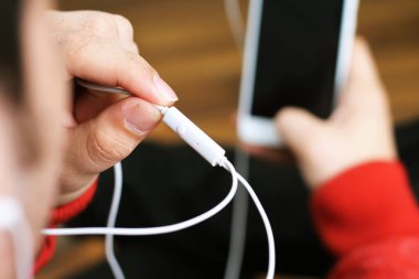 Elinde cep telefonu tutan bir adamın resmi. Beyaz arka planda yalıtılmış.