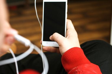 Elinde cep telefonu tutan bir adamın resmi. Beyaz arka planda yalıtılmış.