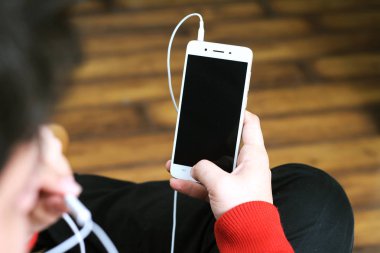 Elinde cep telefonu tutan bir adamın resmi. Beyaz arka planda yalıtılmış.