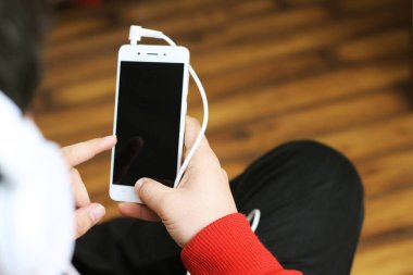 Elinde cep telefonu tutan bir adamın resmi. Beyaz arka planda yalıtılmış.