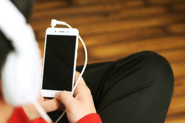 Elinde cep telefonu tutan bir adamın resmi. Beyaz arka planda yalıtılmış.