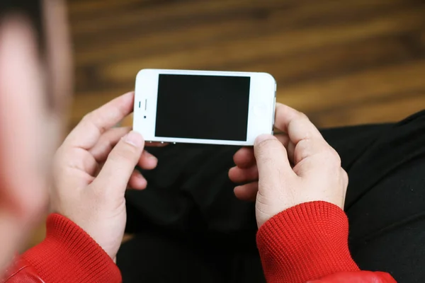 Immagine Uomo Che Tiene Mano Cellulare Isolato Sfondo Bianco — Foto Stock