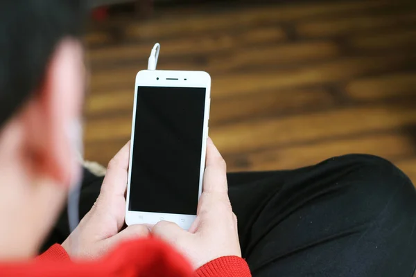 Immagine Uomo Che Tiene Mano Cellulare Isolato Sfondo Bianco — Foto Stock