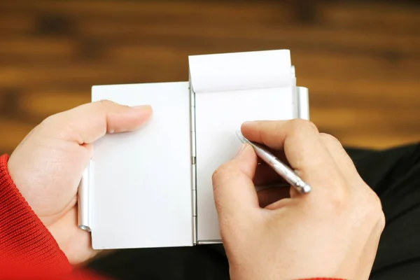 Foto Homem Segurando Caderno Mão Isolado Sobre Fundo Branco — Fotografia de Stock