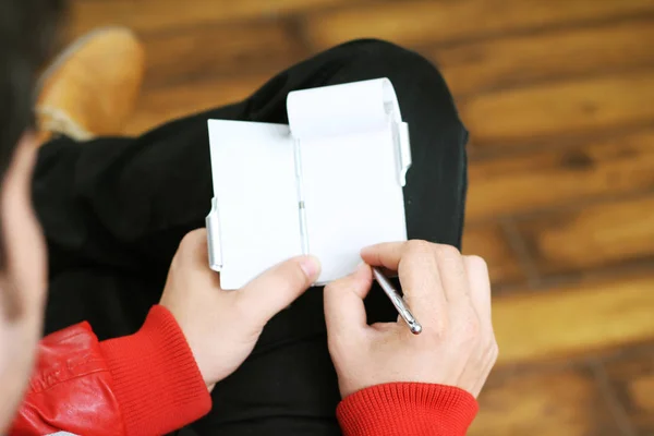 Afbeelding Van Man Die Een Notebook Hand Houdt Geïsoleerd Witte — Stockfoto