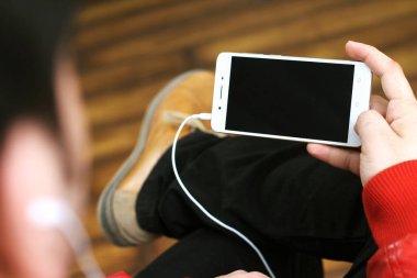 Elinde cep telefonu tutan bir adamın resmi. Beyaz arka planda yalıtılmış.