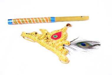 Krishna tacının flütlü resmi. Beyaz arka planda yalıtılmış.