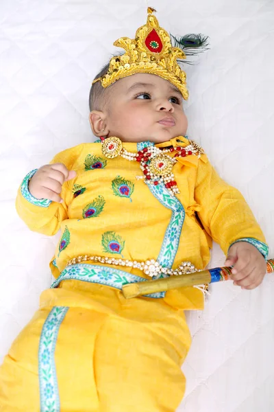 Imagen Niño Indio Vistiendo Disfraz Del Señor Krishna Celebrando Festival —  Fotos de Stock