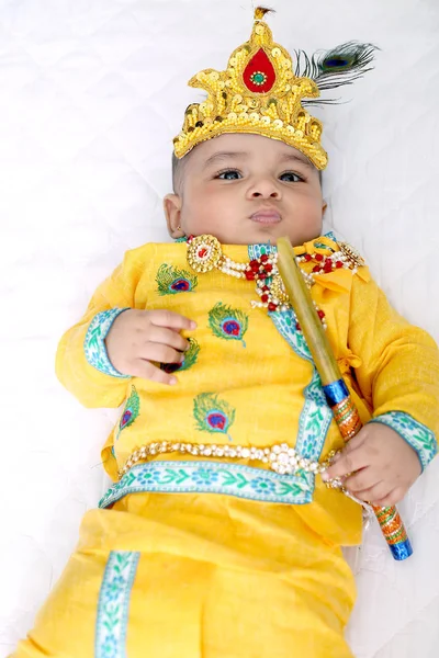 Lord Krishna Kostümgiyen Janmashtami Festivalini Kutlayan Hintli Küçük Çocuğun Resmi — Stok fotoğraf