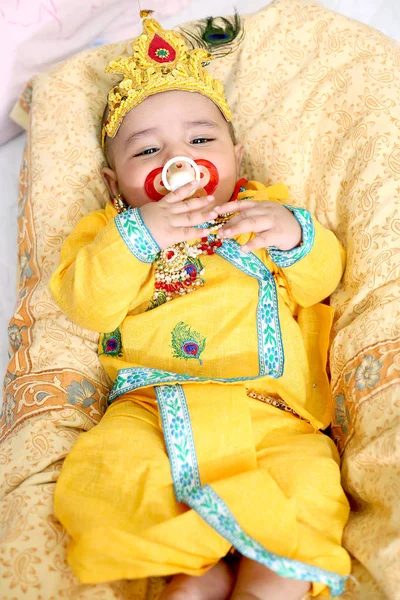 Imagen Niño Indio Vistiendo Disfraz Del Señor Krishna Celebrando Festival —  Fotos de Stock