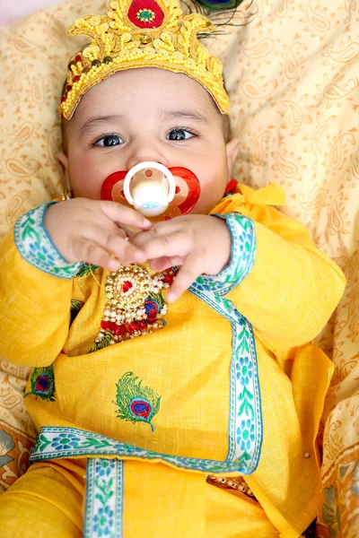 Imagen Niño Indio Vistiendo Disfraz Del Señor Krishna Celebrando Festival —  Fotos de Stock