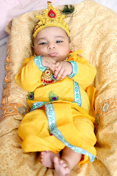 Imagen Niño Indio Vistiendo Disfraz Del Señor Krishna Celebrando Festival —  Fotos de Stock