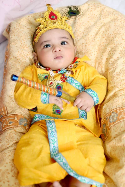 Imagen Niño Indio Vistiendo Disfraz Del Señor Krishna Celebrando Festival —  Fotos de Stock