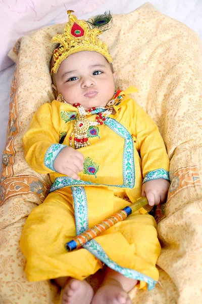 Imagen Niño Indio Vistiendo Disfraz Del Señor Krishna Celebrando Festival —  Fotos de Stock