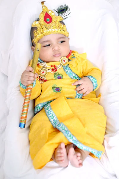Lord Krishna Kostümgiyen Janmashtami Festivalini Kutlayan Hintli Küçük Çocuğun Resmi — Stok fotoğraf