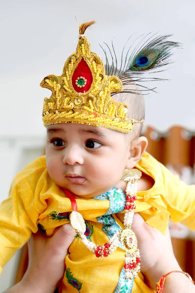 Фото Индийского Ребёнка Костюме Господа Кришны Празднующего Фестиваль Джанмаштами Изолированный — стоковое фото