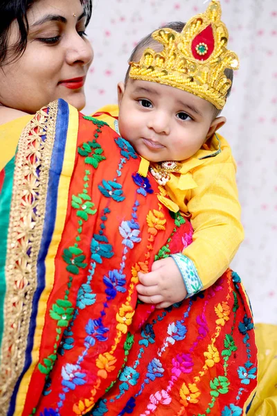 Picture Mother Holding Her Baby Krishna Celebrating Janmashtami Festival Isolated — Stock Photo, Image