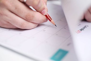 Takvim tutan ve tarihte işaretleme Man resmi. Beyaz arka planda yalıtılmış.