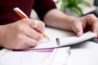 Takvim tutan ve tarihte işaretleme Man resmi. Beyaz arka planda yalıtılmış.