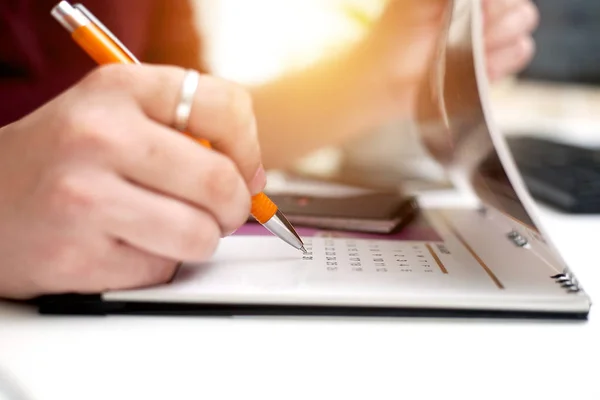 Afbeelding Van Man Holding Kalender Markering Datum Geïsoleerd Witte Achtergrond — Stockfoto