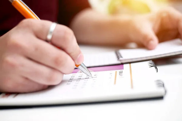 Imagem Homem Segurando Calendário Marcação Data Isolado Sobre Fundo Branco — Fotografia de Stock