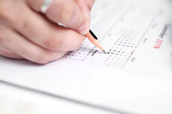 Imagem Homem Segurando Calendário Marcação Data Isolado Sobre Fundo Branco — Fotografia de Stock