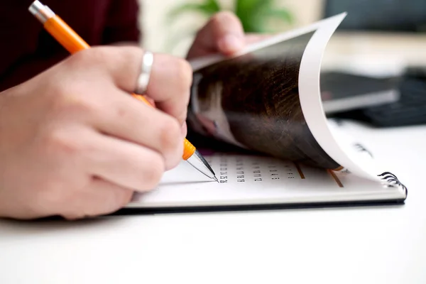 Imagem Homem Segurando Calendário Marcação Data Isolado Sobre Fundo Branco — Fotografia de Stock