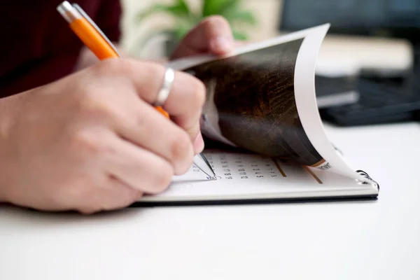 Imagem Homem Segurando Calendário Marcação Data Isolado Sobre Fundo Branco — Fotografia de Stock