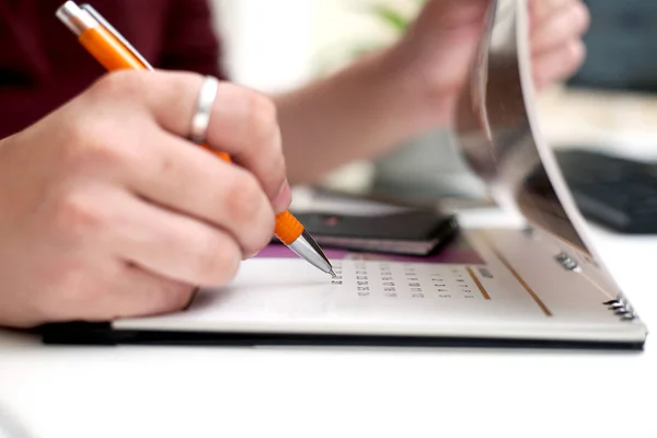 Afbeelding Van Man Holding Kalender Markering Datum Geïsoleerd Witte Achtergrond — Stockfoto