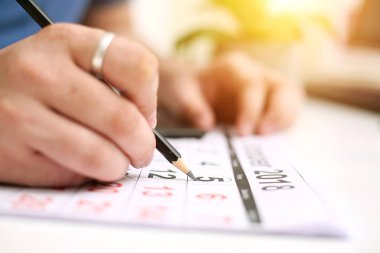 Takvim tutan ve tarihte işaretleme Man resmi. Beyaz arka planda yalıtılmış.