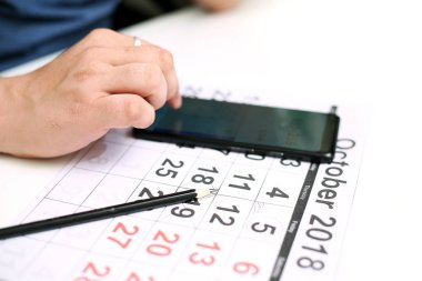 Takvim tutan ve tarihte işaretleme Man resmi. Beyaz arka planda yalıtılmış.