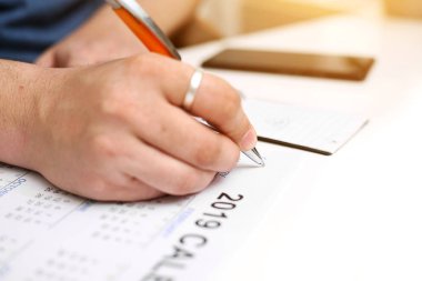 Takvim tutan ve tarihte işaretleme Man resmi. Beyaz arka planda yalıtılmış.