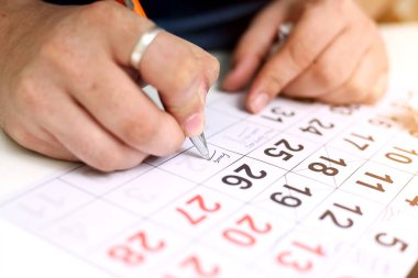 Takvim tutan ve tarihte işaretleme Man resmi. Beyaz arka planda yalıtılmış.