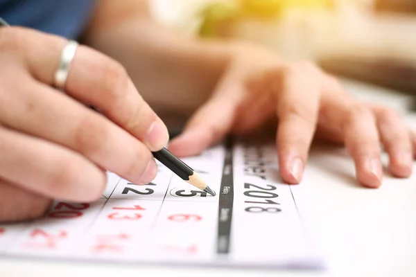 Bild Des Menschen Mit Kalender Und Datumsmarkierung Isoliert Auf Weißem — Stockfoto