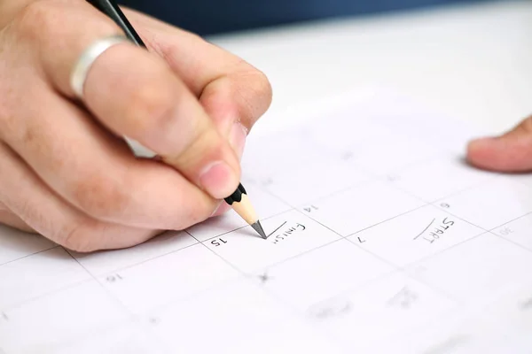 Imagen Del Hombre Sosteniendo Calendario Marcando Fecha Aislado Sobre Fondo — Foto de Stock