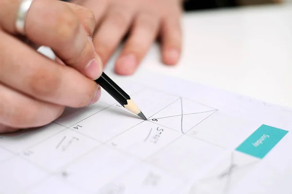 Imagem Homem Segurando Calendário Marcação Data Isolado Sobre Fundo Branco — Fotografia de Stock