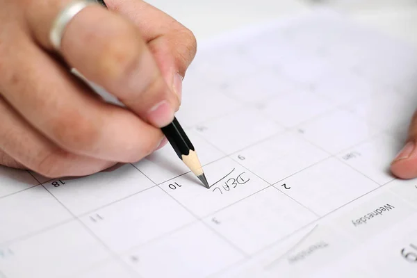 Bild Des Menschen Mit Kalender Und Datumsmarkierung Isoliert Auf Weißem — Stockfoto