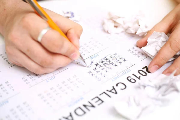 Imagem Homem Segurando Calendário Marcação Data Isolado Sobre Fundo Branco — Fotografia de Stock