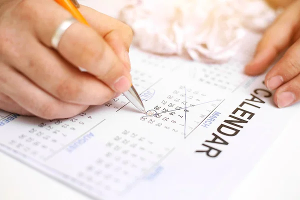 Imagem Homem Segurando Calendário Marcação Data Isolado Sobre Fundo Branco — Fotografia de Stock