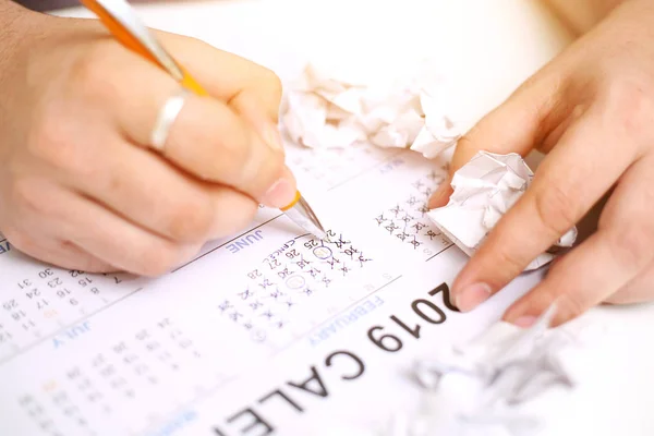 Imagem Homem Segurando Calendário Marcação Data Isolado Sobre Fundo Branco — Fotografia de Stock