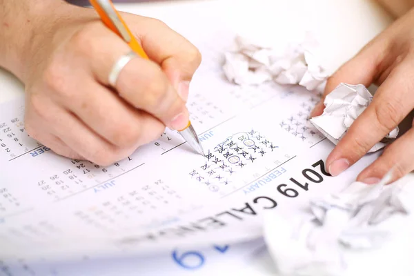 Imagem Homem Segurando Calendário Marcação Data Isolado Sobre Fundo Branco — Fotografia de Stock